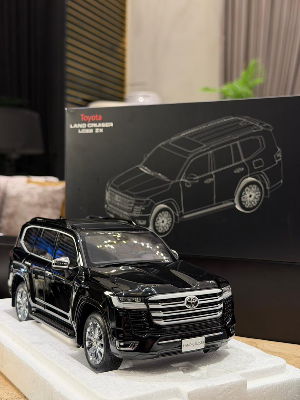 LCD Toyota Land Cruiser LC300 1:18 Scale Premium Model Car - Black