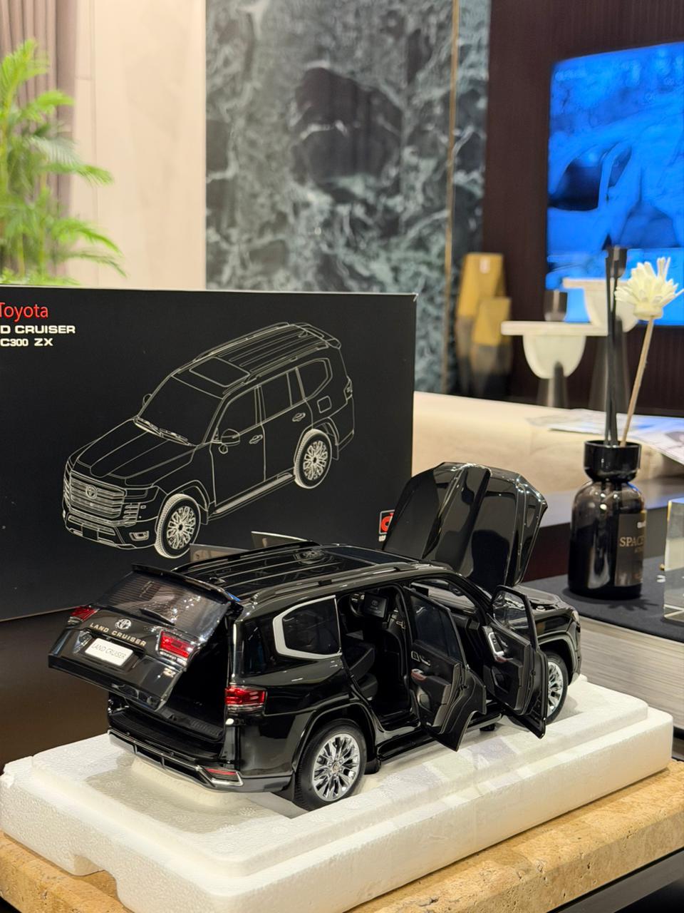 LCD Toyota Land Cruiser LC300 1:18 Scale Premium Model Car - Black