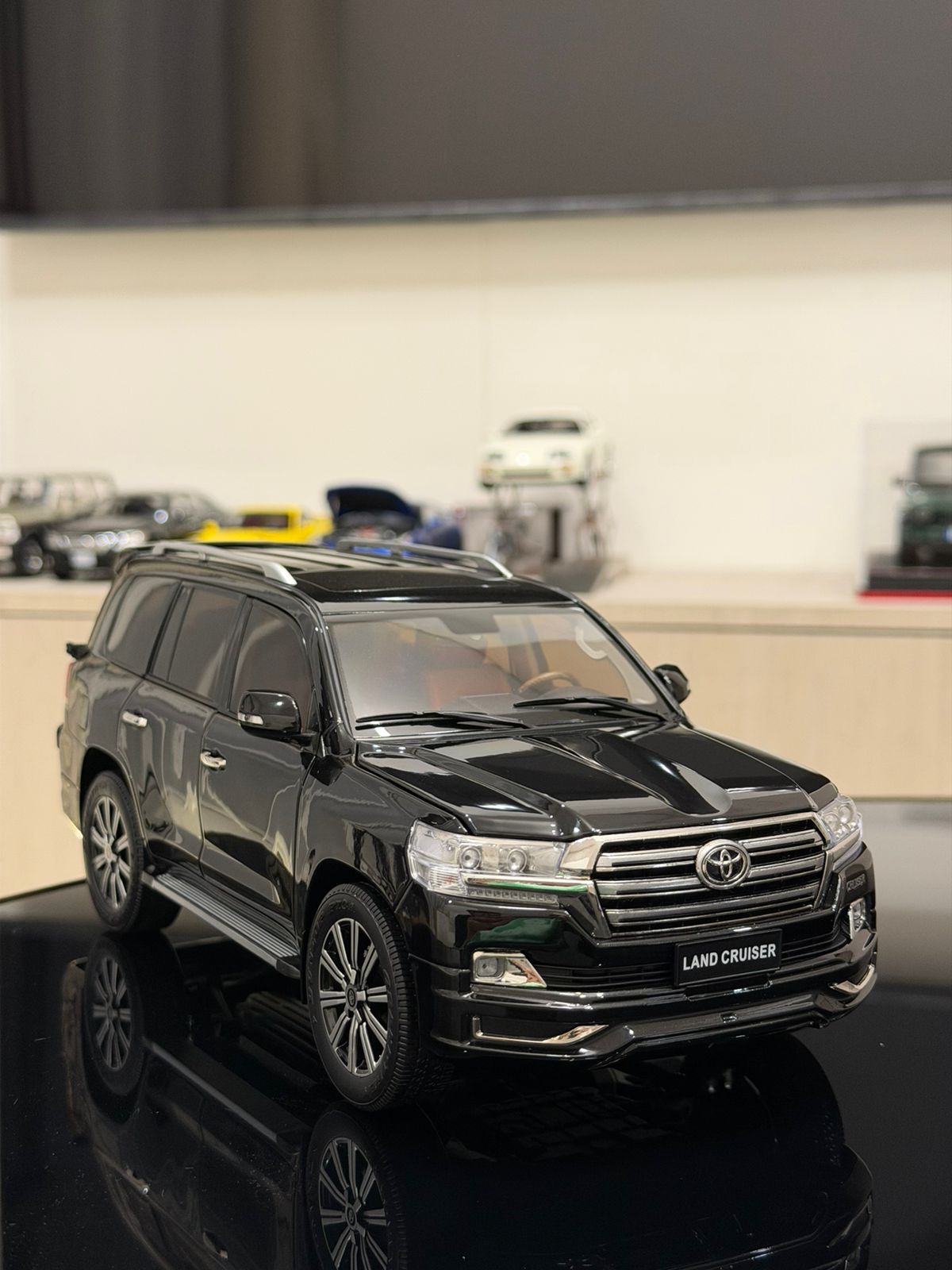 Kengfai LC200 Side View - Premium Diecast 1:18 Scale Model Car