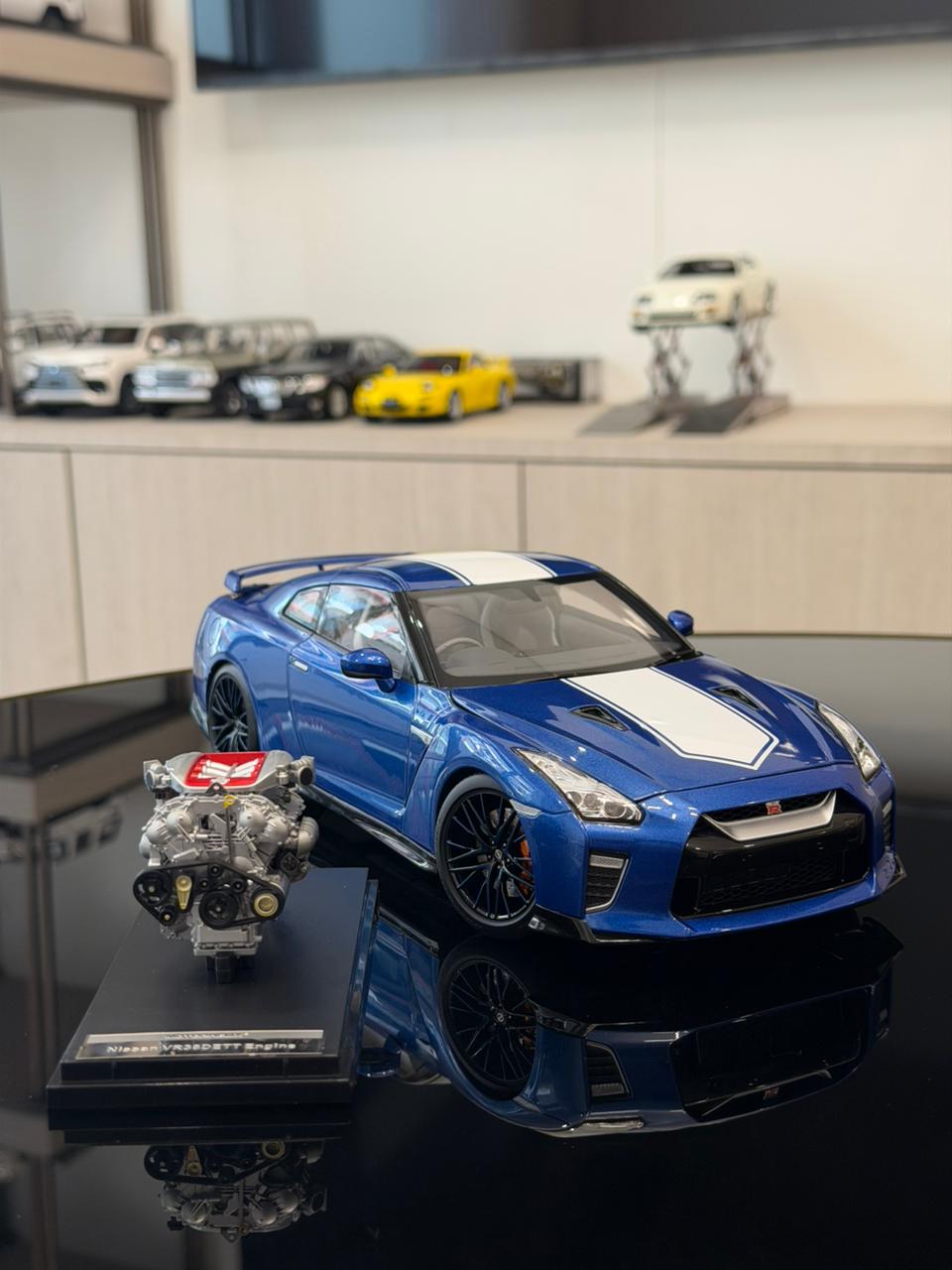 MotorHelix Nissan GTR R35 50th Anniversary Edition 1:18 Scale Premium Model Car - Bayside Blue
Side View
