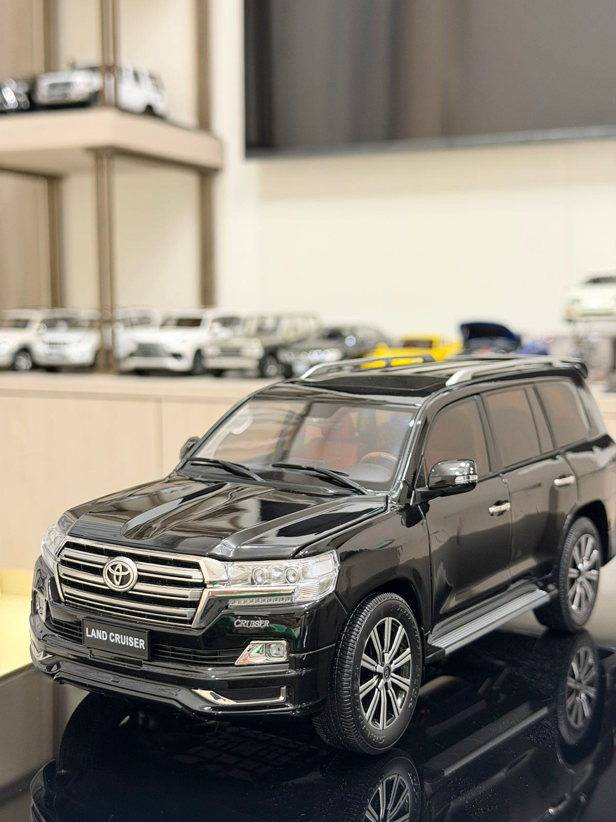Kengfai LC200 Side View - Premium Diecast 1:18 Scale Model Car